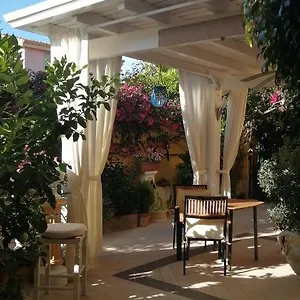 Domos Le Due Tuie Bed & Breakfast